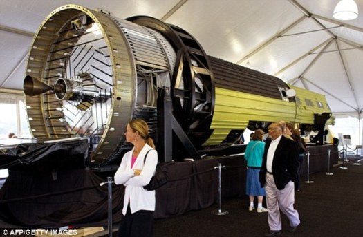 HEXAGON_KH-9_on_display